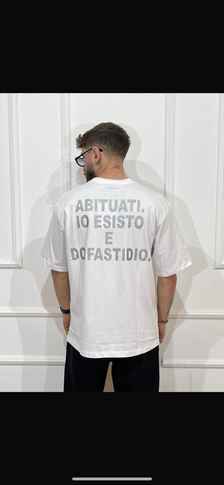 Social Crazy T-Shirt Donna In Cotone Fiammato - Scollo Ampio 'Abituati Io Esisto E Do Fastidio' - Humor Made In Italy